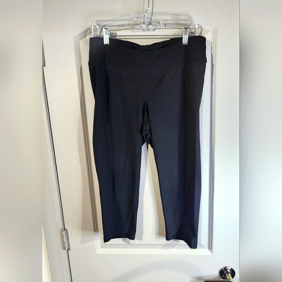 🌸 3/$25 🌸 Old Navy Active Capri Leggings Size XL - Picture 1 of 5